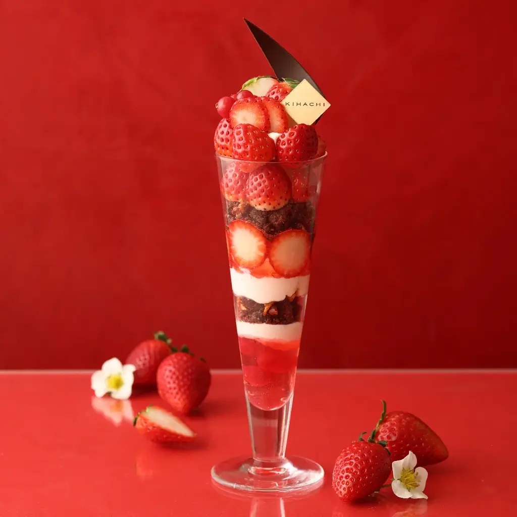 【キハチ カフェ】苺がおいしい季節の「ストロベリーフェア」開催！ナポレオンパイをパフェに仕立てた“あまおう苺”の贅沢パフェなど 画像 5