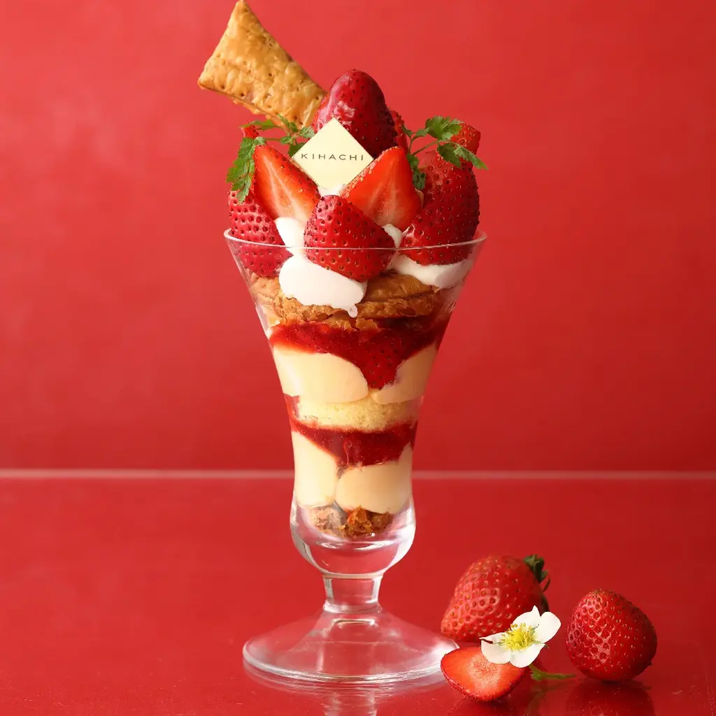 【キハチ カフェ】苺がおいしい季節の「ストロベリーフェア」開催！ナポレオンパイをパフェに仕立てた“あまおう苺”の贅沢パフェなど 画像 6