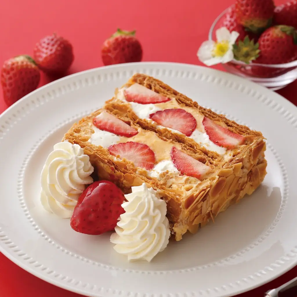 【キハチ カフェ】苺がおいしい季節の「ストロベリーフェア」開催！ナポレオンパイをパフェに仕立てた“あまおう苺”の贅沢パフェなど 画像 7