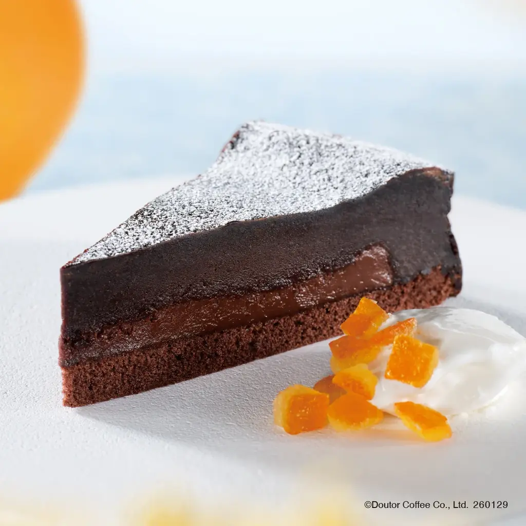 エクセルシオール カフェで1月15日より「割って食べるパリチョコキャラメルティラミス」、1月29日より「3層仕立てのガトーショコラ ～柑橘の香り～」新発売 画像 2