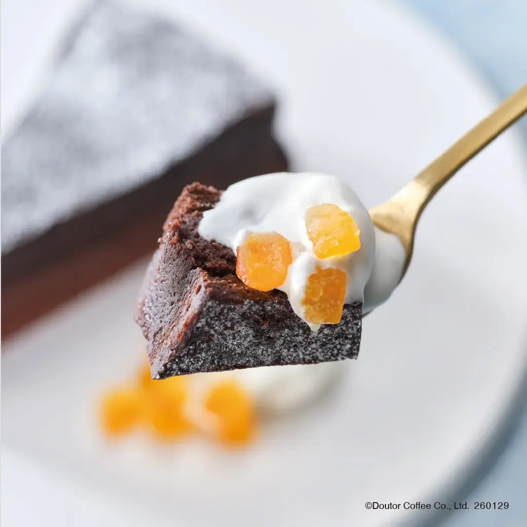 エクセルシオール カフェで1月15日より「割って食べるパリチョコキャラメルティラミス」、1月29日より「3層仕立てのガトーショコラ ～柑橘の香り～」新発売 画像 3