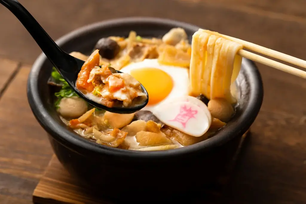 「資さんうどん」冬の定番、今年も登場！店内仕込みの「豚汁」が「豚汁鍋うどん」になって1/15(木)～期間限定で販売！「柚子胡椒」、「旨辛みそ」の味変で、最後の一口まで楽しめる熱々の一杯をご堪能下さい！ 画像 2