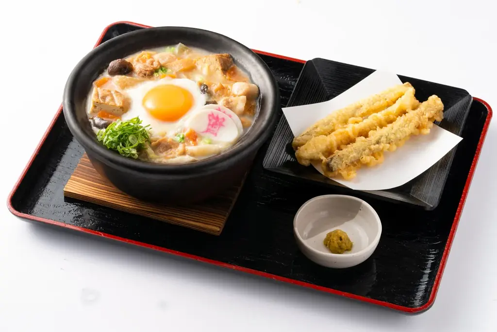 「資さんうどん」冬の定番、今年も登場！店内仕込みの「豚汁」が「豚汁鍋うどん」になって1/15(木)～期間限定で販売！「柚子胡椒」、「旨辛みそ」の味変で、最後の一口まで楽しめる熱々の一杯をご堪能下さい！ 画像 3