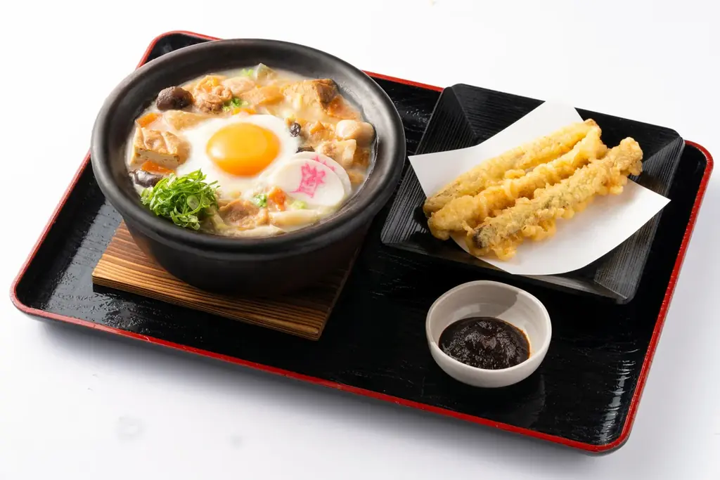 「資さんうどん」冬の定番、今年も登場！店内仕込みの「豚汁」が「豚汁鍋うどん」になって1/15(木)～期間限定で販売！「柚子胡椒」、「旨辛みそ」の味変で、最後の一口まで楽しめる熱々の一杯をご堪能下さい！ 画像 4