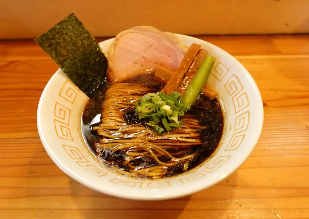 「スシロー×食べログ」全国名店監修シリーズ！大阪府・吹田市の行列必至の実力店“極麺 青二犀”監修「黒胡椒 濃口黒醤油ラーメン」が登場！ 画像 4