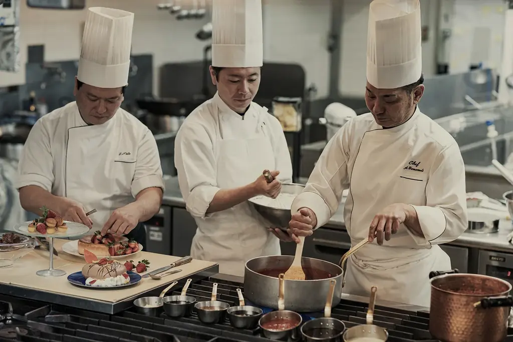 ANAクラウンプラザホテル千歳　　3人のシェフが織りなす、この冬だけの美味なる饗宴土日祝限定「スイーツ＆ランチブッフェ 匠の饗宴～冬のデザートと石窯レシピ～」開催 画像 1