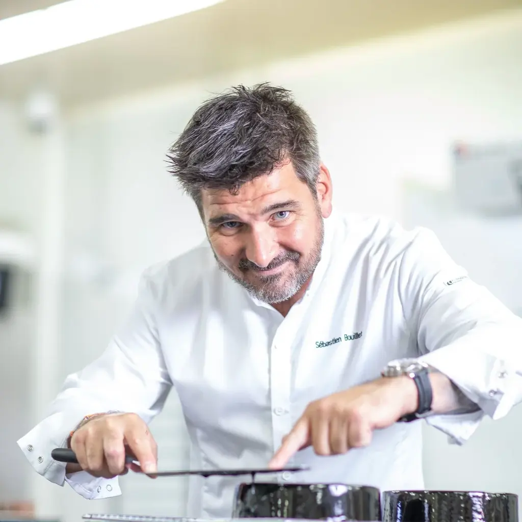 フランス・リヨン発「セバスチャン・ブイエ」が、バレンタインの人気イベント「アムール・デュ・ショコラ」に出展。ジェイアール名古屋タカシマヤ限定スイーツと、期間限定ショコラコレクションをお届けします。 画像 2