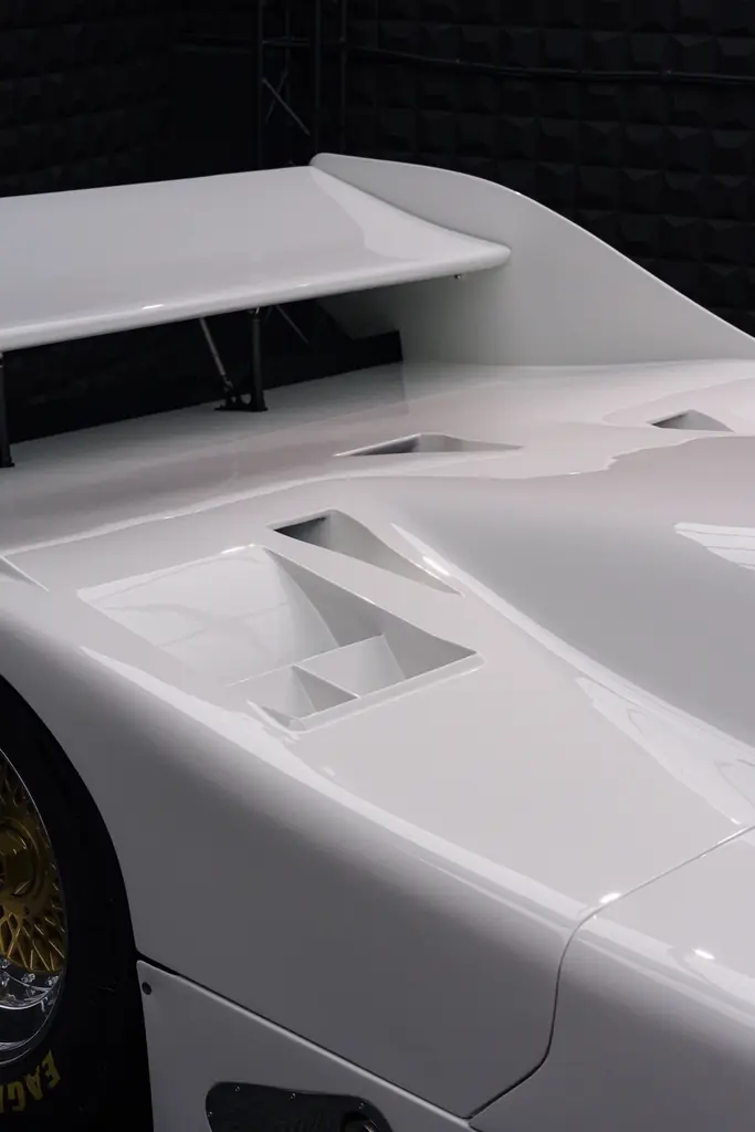 【東京オートサロン2026】KAMIKAZE COLLECTION、世界に2台の伝説的シャーシを持つ「ポルシェ962C」を展示。Madlaneとのコラボレーションで魅せる、究極のディテイリング。 画像 4