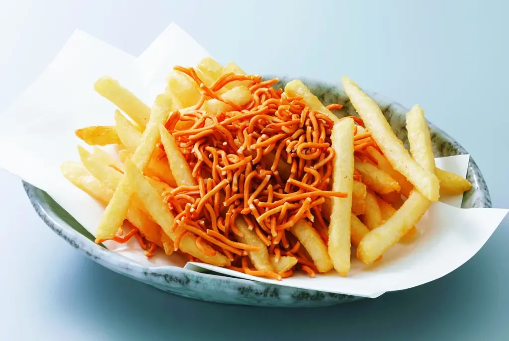 居酒屋で話題の新定番　ベビースターラーメンポテト登場