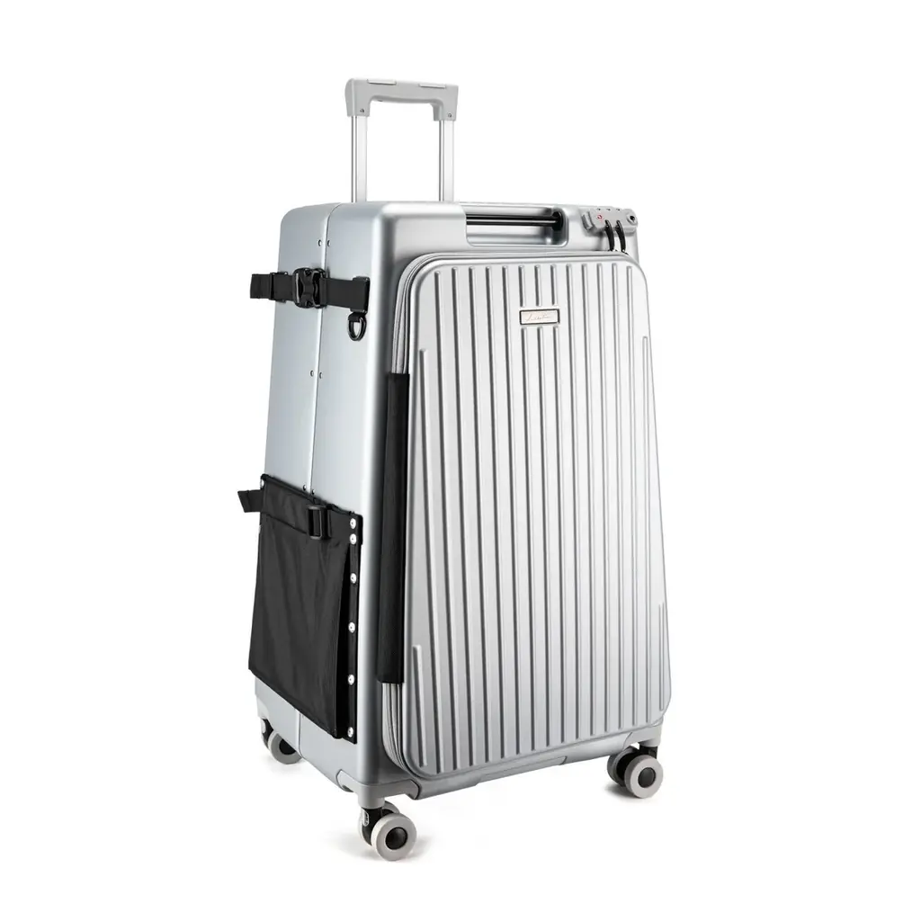 【日本初（※）】スキー・スノボ遠征の「荷物ストレス」を解消！　ボード・ブーツ・ウェアを“一体収納”する新型スーツケースを2026年1月15日（木）に発売 画像 2