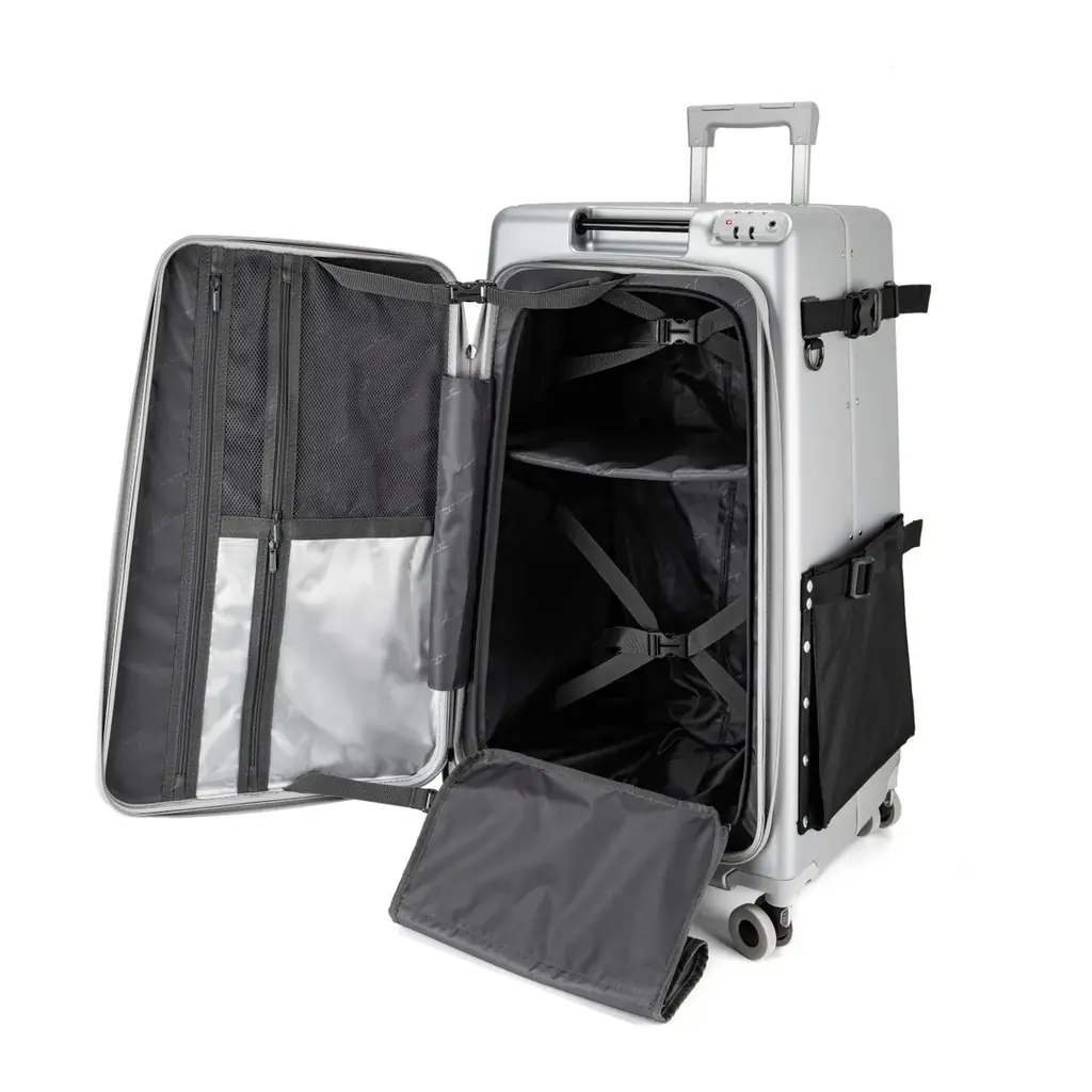 【日本初（※）】スキー・スノボ遠征の「荷物ストレス」を解消！　ボード・ブーツ・ウェアを“一体収納”する新型スーツケースを2026年1月15日（木）に発売 画像 3