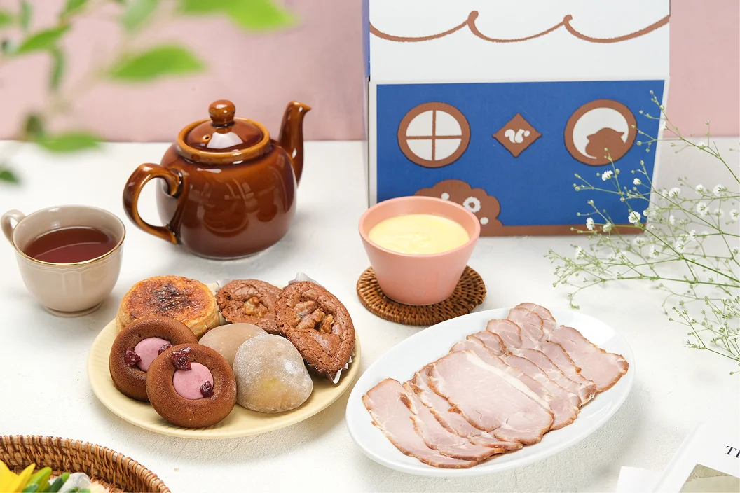 スナックミー新春福箱｜焼き菓子・大福・ハム入り