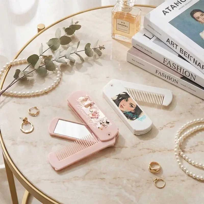 ME-Qから「ミラー付折りたたみコーム」印刷サービスが新登場！1個から両面フルカラーで作成可能（2026/01/08） 画像 2