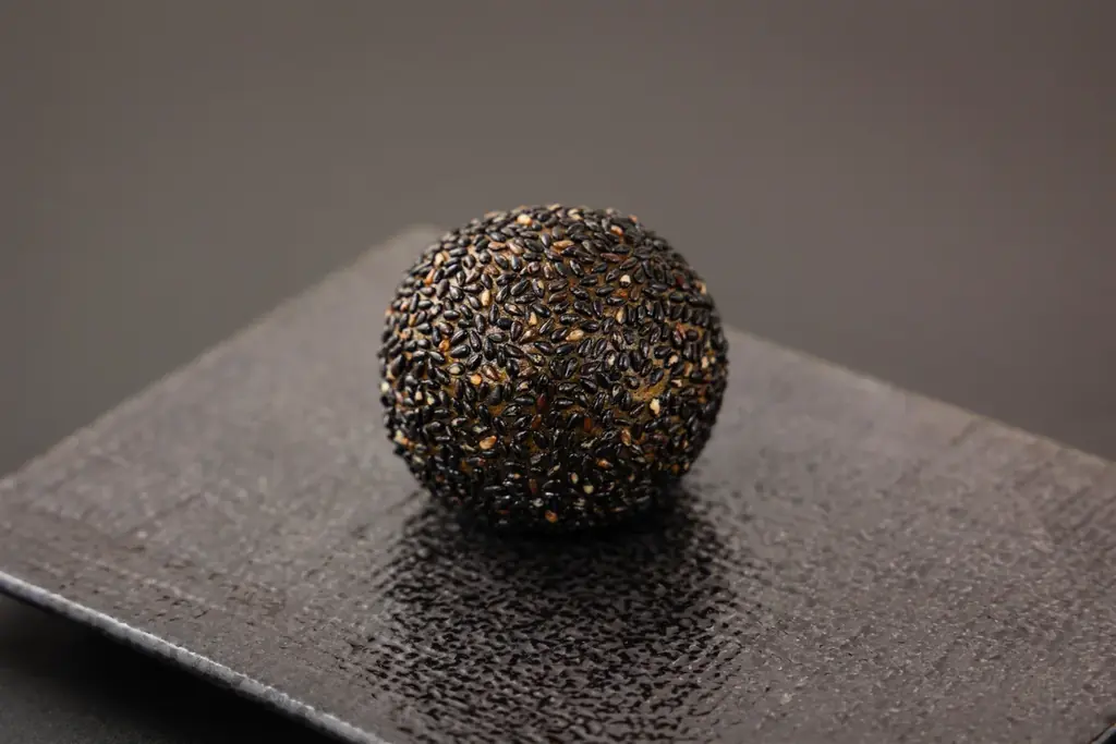 漆黒の「ラム香る胡麻団子」が新登場！伝統と革新で贈る『胡麻団子セレクション』期間限定で販売 画像 2