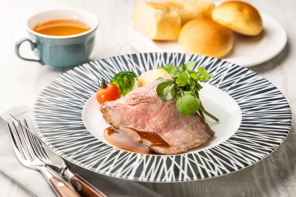 【オリエンタルホテル広島】～開業20周年記念企画　第2弾～　ローストビーフとパティシエ渾身のスイーツを楽しむ　「ローストビーフランチフェア」を開催。 画像 1