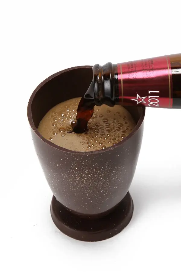 サンクトガーレン、チョコビール×食べられるチョコ製グラスを2026年2月2日に数量限定発売。チョコビールを注いで、飲んで、最後は丸ごと食べられる 画像 4
