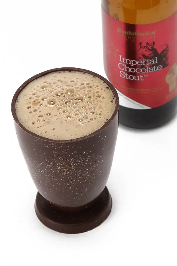 サンクトガーレン、チョコビール×食べられるチョコ製グラスを2026年2月2日に数量限定発売。チョコビールを注いで、飲んで、最後は丸ごと食べられる 画像 5