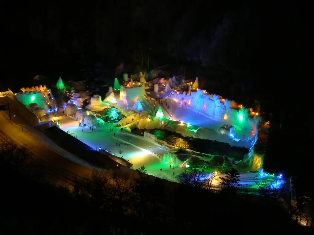1月24日開幕　層雲峡「氷瀑まつり」氷と光の美景