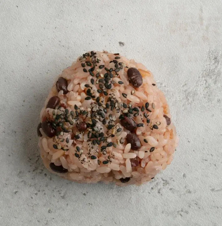 【開店1周年】麹のおむすび専門店「麴結」、感謝を込めて“１月中毎日お赤飯20円引き”＆手作り佃煮プレゼントの周年祭を開催 画像 2