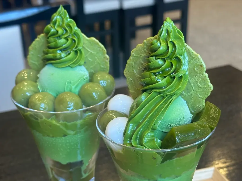 【100周年記念キャンペーン】濃厚抹茶パフェの追い抹茶と抹茶生煎餅が無料で楽しめる期間限定イベントを京都で開催 画像 1