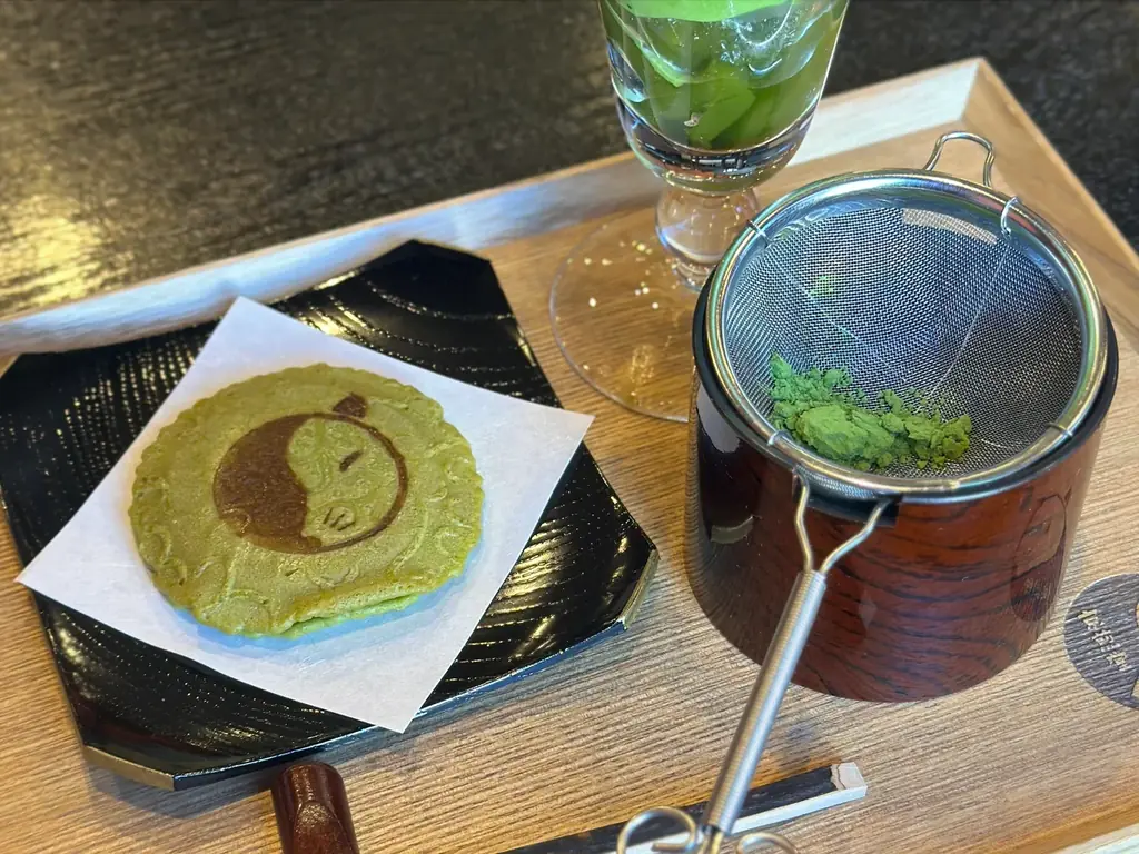 【100周年記念キャンペーン】濃厚抹茶パフェの追い抹茶と抹茶生煎餅が無料で楽しめる期間限定イベントを京都で開催 画像 2