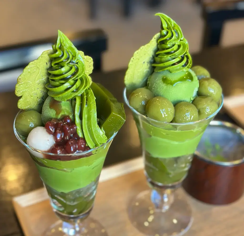 【100周年記念キャンペーン】濃厚抹茶パフェの追い抹茶と抹茶生煎餅が無料で楽しめる期間限定イベントを京都で開催 画像 3