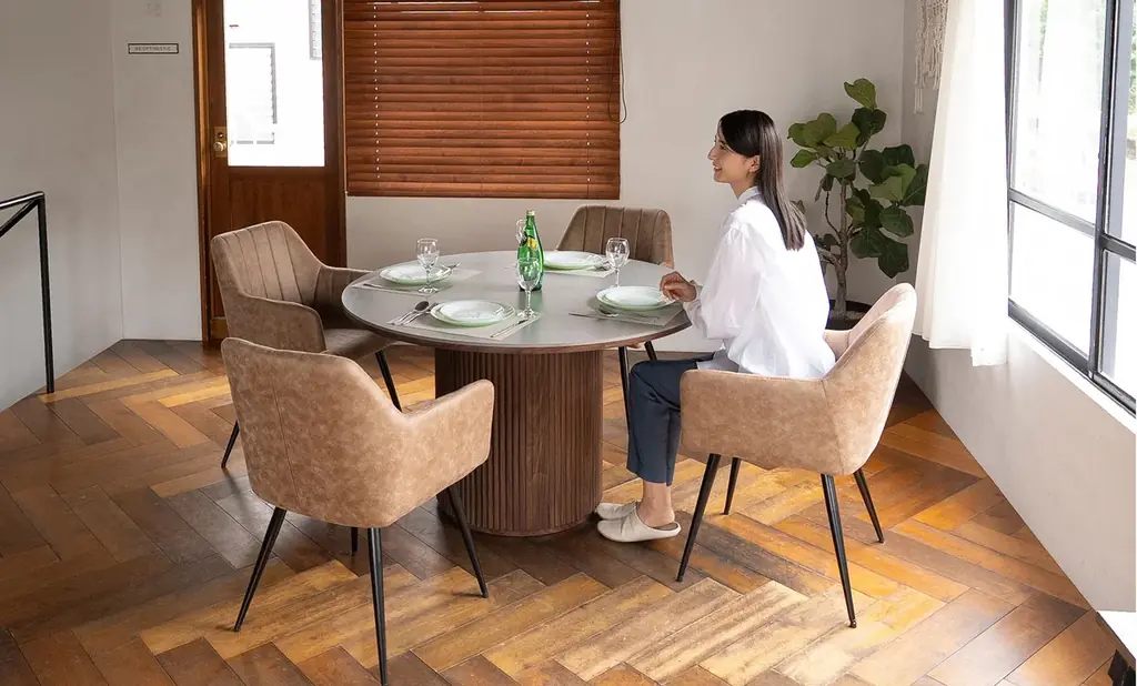 セラミック×木目の異素材MIXで、ご自宅はもちろんオフィスやカフェでも使えるラウンドダイニングテーブル『ENOAH（エノア）』が新登場！ 画像 3