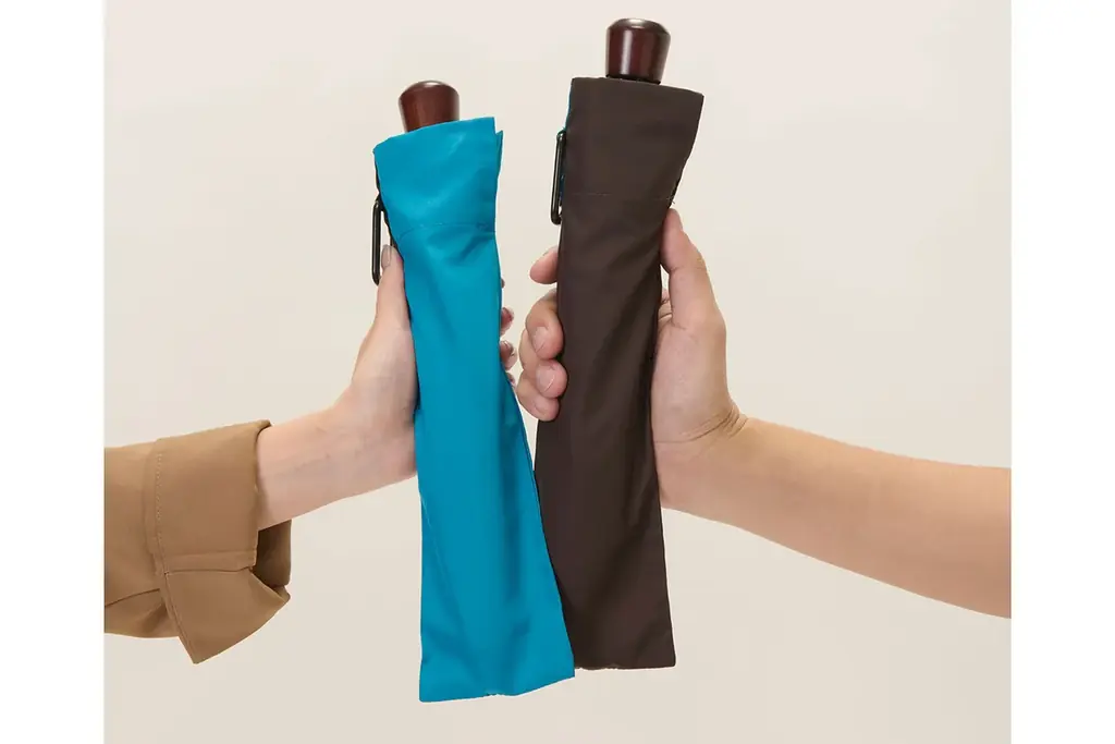 【トンボ洋傘前原光榮商店】シンプルな中にも遊び心を秘めたメンズ折りたたみ傘「Link-リンク」を2026年1月17日に数量限定で新発売。おしゃれなバイカラーで鞄に簡単に装着可能なカラビナ付き。 画像 2