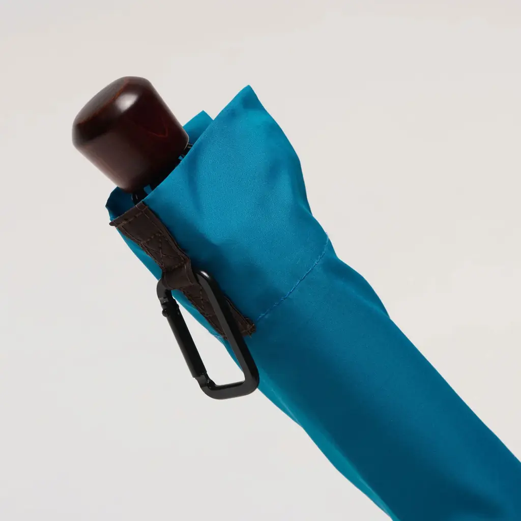 【トンボ洋傘前原光榮商店】シンプルな中にも遊び心を秘めたメンズ折りたたみ傘「Link-リンク」を2026年1月17日に数量限定で新発売。おしゃれなバイカラーで鞄に簡単に装着可能なカラビナ付き。 画像 3