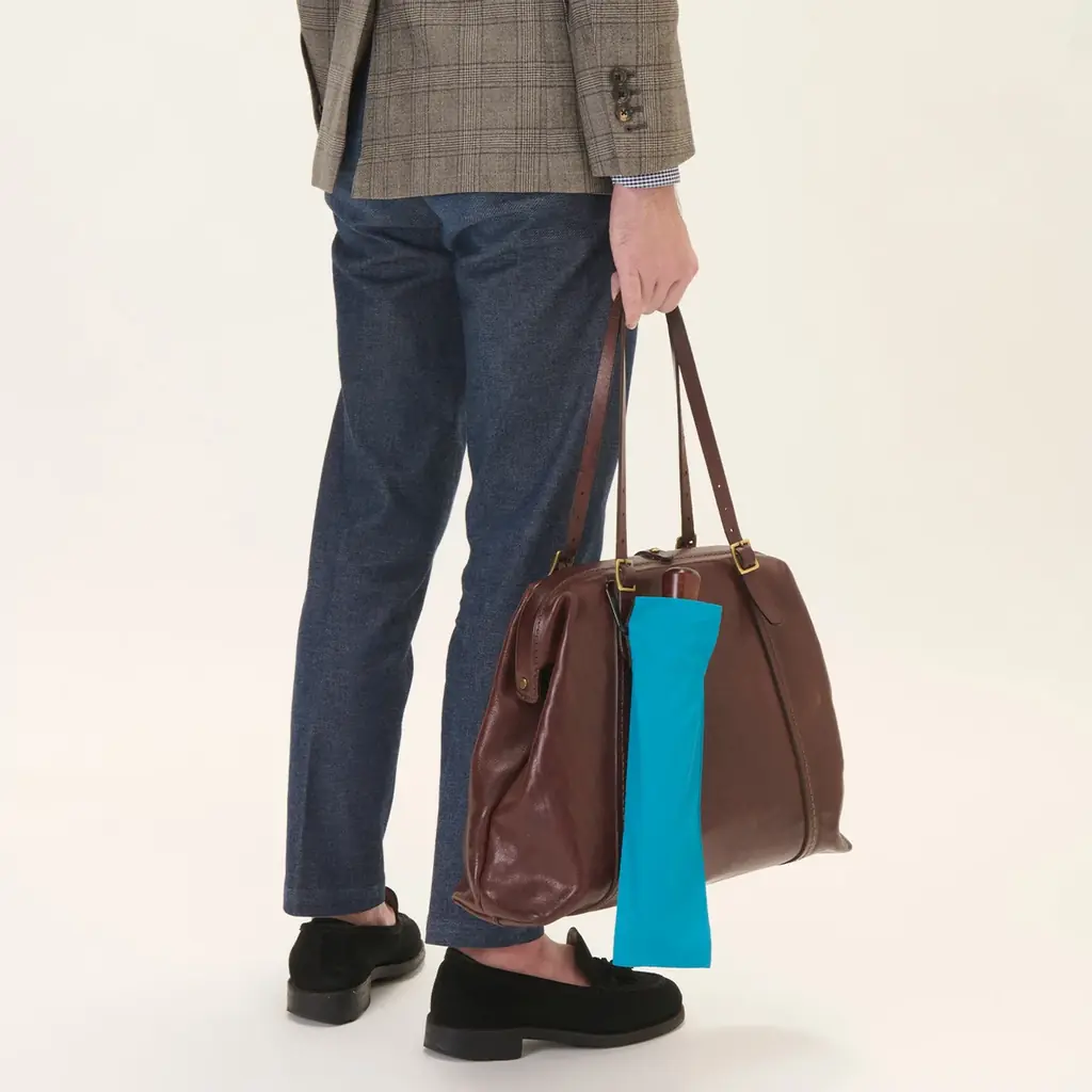 【トンボ洋傘前原光榮商店】シンプルな中にも遊び心を秘めたメンズ折りたたみ傘「Link-リンク」を2026年1月17日に数量限定で新発売。おしゃれなバイカラーで鞄に簡単に装着可能なカラビナ付き。 画像 5