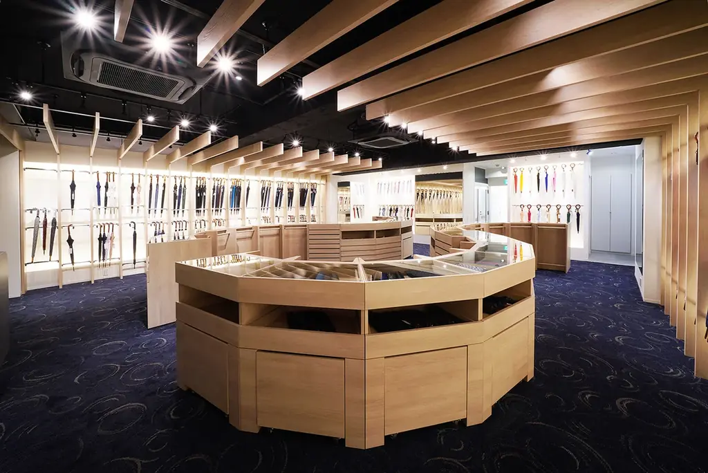 【トンボ洋傘前原光榮商店】シンプルな中にも遊び心を秘めたメンズ折りたたみ傘「Link-リンク」を2026年1月17日に数量限定で新発売。おしゃれなバイカラーで鞄に簡単に装着可能なカラビナ付き。 画像 8