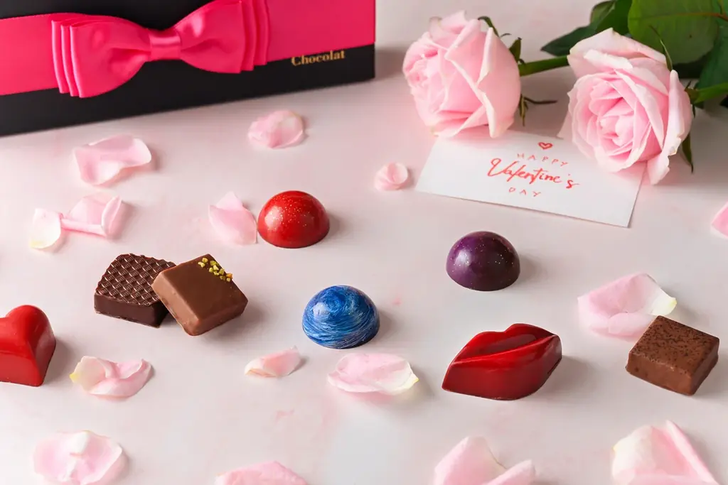 【デカダンス ドュ ショコラ】2026年バレンタインは“ビューティー”がテーマ。ピンクリボンに包まれた、新作「バパマンガ」や 情熱の「LOVEKISS」をお届け 画像 1