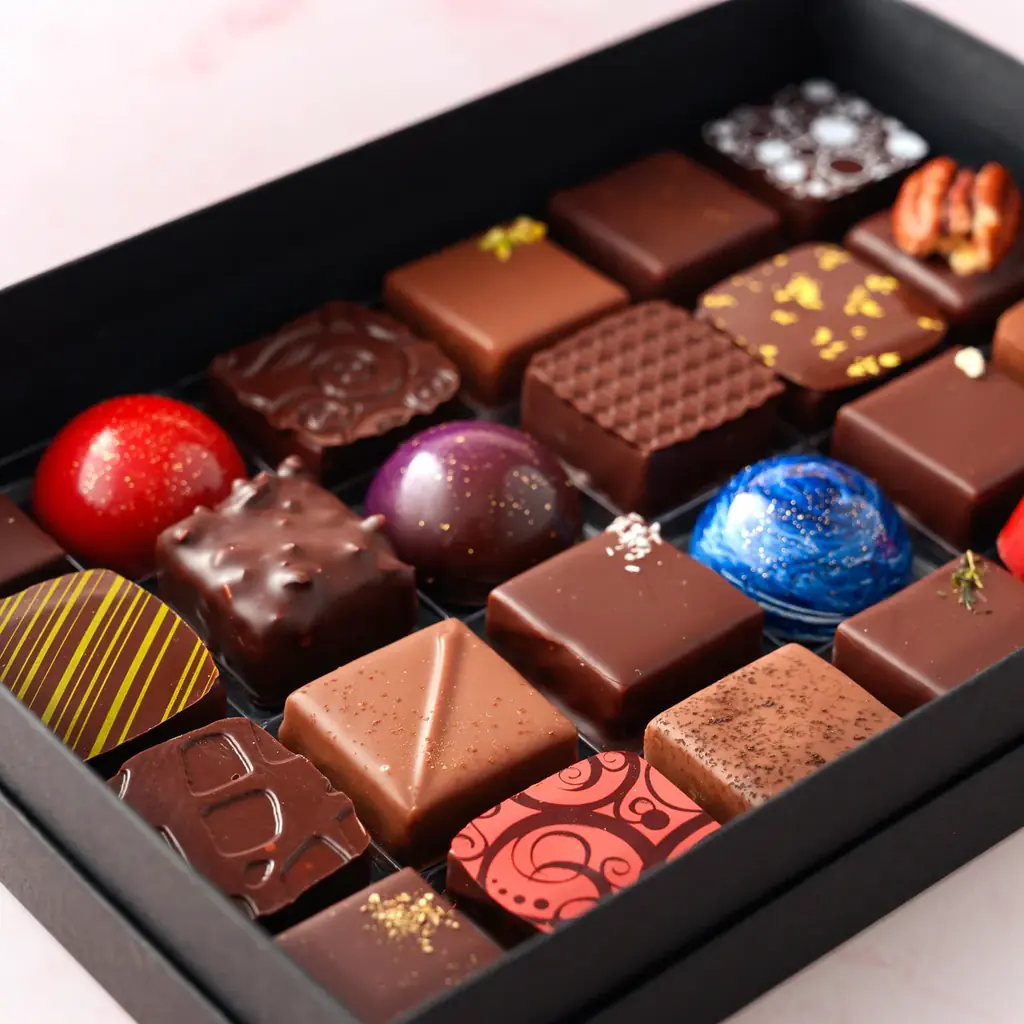 【デカダンス ドュ ショコラ】2026年バレンタインは“ビューティー”がテーマ。ピンクリボンに包まれた、新作「バパマンガ」や 情熱の「LOVEKISS」をお届け 画像 2