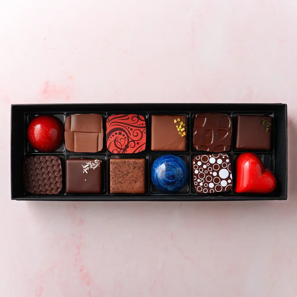 【デカダンス ドュ ショコラ】2026年バレンタインは“ビューティー”がテーマ。ピンクリボンに包まれた、新作「バパマンガ」や 情熱の「LOVEKISS」をお届け 画像 3