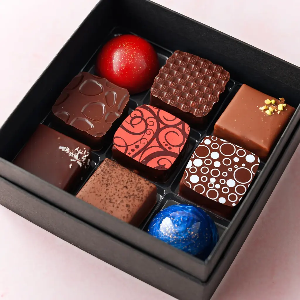 【デカダンス ドュ ショコラ】2026年バレンタインは“ビューティー”がテーマ。ピンクリボンに包まれた、新作「バパマンガ」や 情熱の「LOVEKISS」をお届け 画像 4