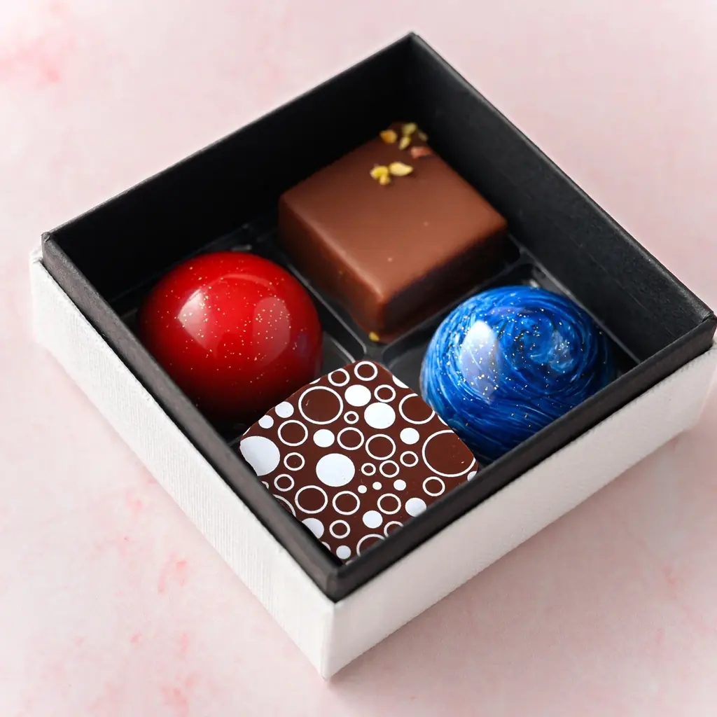 【デカダンス ドュ ショコラ】2026年バレンタインは“ビューティー”がテーマ。ピンクリボンに包まれた、新作「バパマンガ」や 情熱の「LOVEKISS」をお届け 画像 5