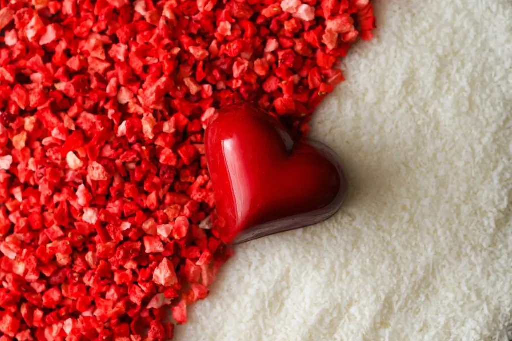 【デカダンス ドュ ショコラ】2026年バレンタインは“ビューティー”がテーマ。ピンクリボンに包まれた、新作「バパマンガ」や 情熱の「LOVEKISS」をお届け 画像 9