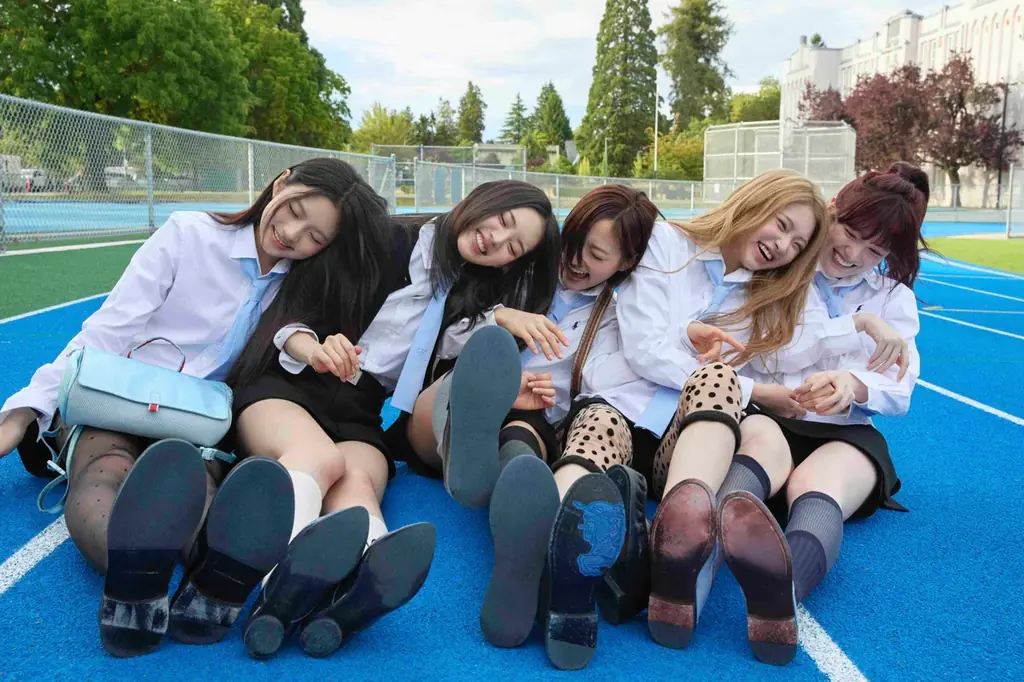 昨年デビューの5人組ガールズグループ「KiiiKiii」がWEGO 2026 SPRINGビジュアルモデルに就任！ 画像 3