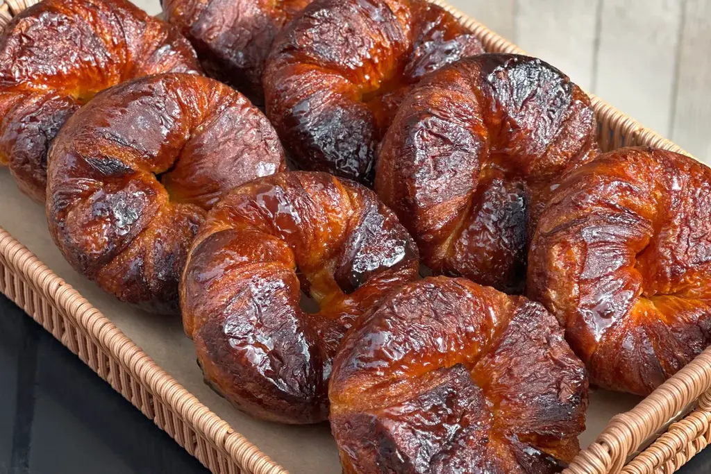 はちみつバターがじゅわっと広がる。累計25,000個以上販売のクロワッサン生ベーグルに、4周年記念の新フレーバー登場 画像 2