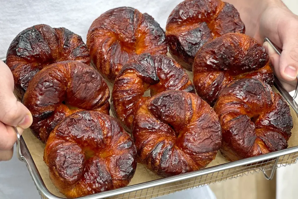 はちみつバターがじゅわっと広がる。累計25,000個以上販売のクロワッサン生ベーグルに、4周年記念の新フレーバー登場 画像 3