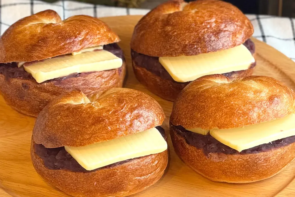 はちみつバターがじゅわっと広がる。累計25,000個以上販売のクロワッサン生ベーグルに、4周年記念の新フレーバー登場 画像 5