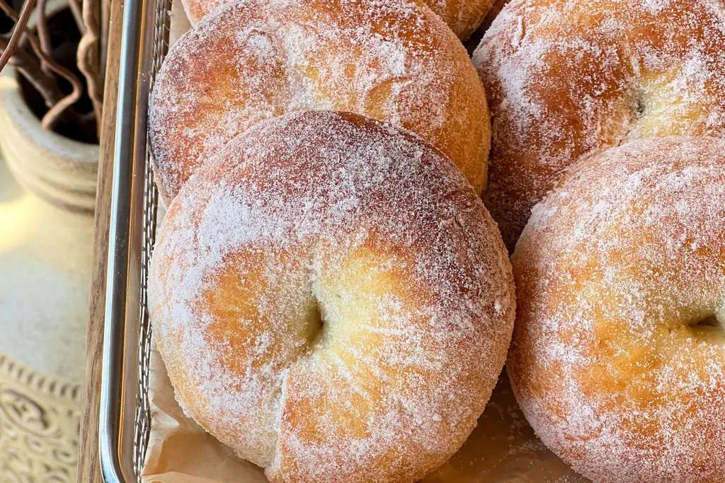 はちみつバターがじゅわっと広がる。累計25,000個以上販売のクロワッサン生ベーグルに、4周年記念の新フレーバー登場 画像 8