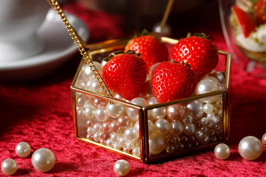 真紅のいちごとローズが宝石のように美しく華やぐ『ストロベリー&ローズ アフタヌーンティー ～Rouge Coffret（ルージュ・コフレ）～』新登場 画像 2
