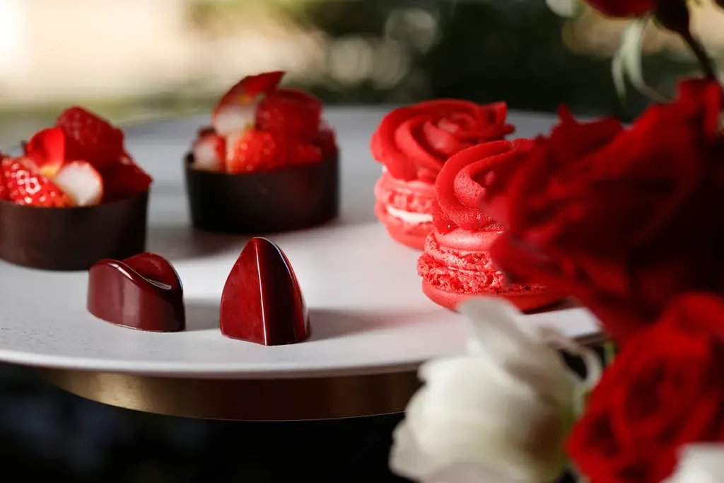 真紅のいちごとローズが宝石のように美しく華やぐ『ストロベリー&ローズ アフタヌーンティー ～Rouge Coffret（ルージュ・コフレ）～』新登場 画像 3