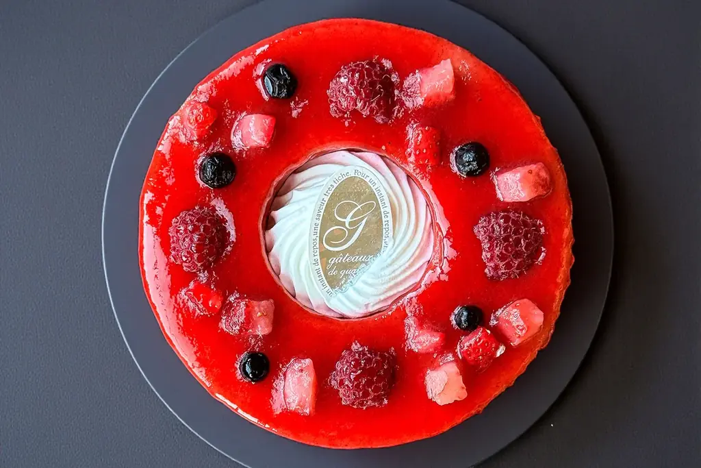 【いちごの日に新登場】ストロベリー・ラズベリー・ブルーベリーで“3倍”の幸せ！3種の欲張りベリーバウムが誕生 画像 2