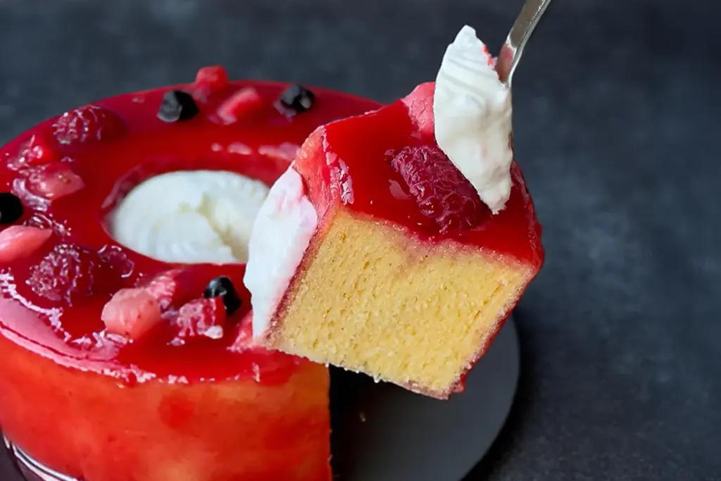 【いちごの日に新登場】ストロベリー・ラズベリー・ブルーベリーで“3倍”の幸せ！3種の欲張りベリーバウムが誕生 画像 8