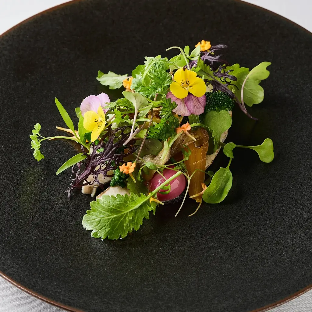 西麻布・三ツ星フレンチを牽引したヘッドシェフ・廣瀬隼人が、岐阜の美食シーンに新たな一石。地上160mで愉しむ美食の集い場「forty three」へ。 画像 4