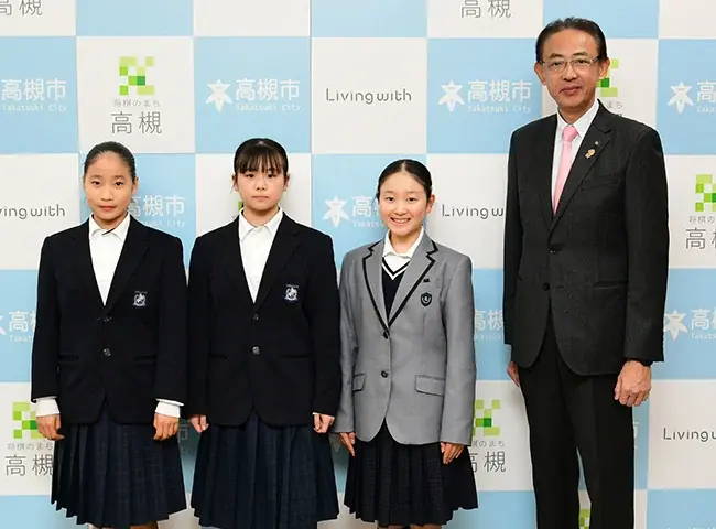 高槻市立中学校に在籍する3人がスケートの全国大会出場を市長に報告 画像 1