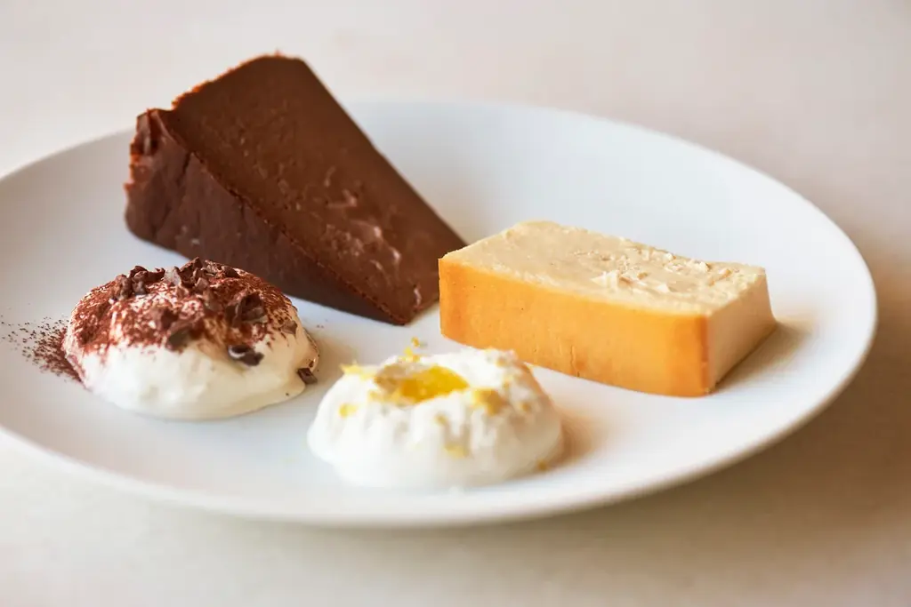 Mr. CHEESECAKE GINZA SIX店にて、冬ならではのおいしさを堪能できるデザートコースと店内で焼き上げたバスクチーズケーキ「BASQUE CHEESECAKE Cacao」を提供 画像 5