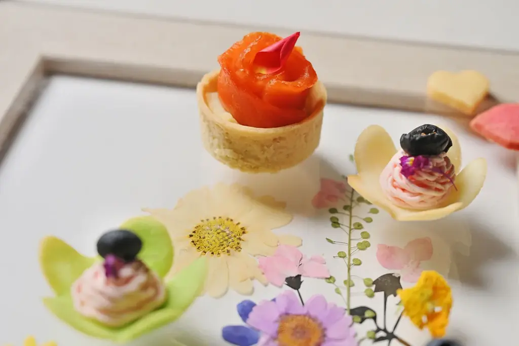 【ザ・プリンス 京都宝ヶ池】押し花とスイーツを重ねて自分だけのアートを仕上げる春のスペシャルスイーツ「花のレイヤーが紡ぐ “あまいろ” アート」を販売 画像 2